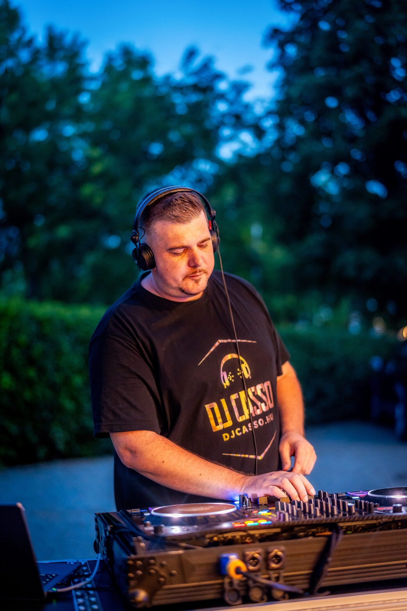 DJ Casso zenél a pult mögött