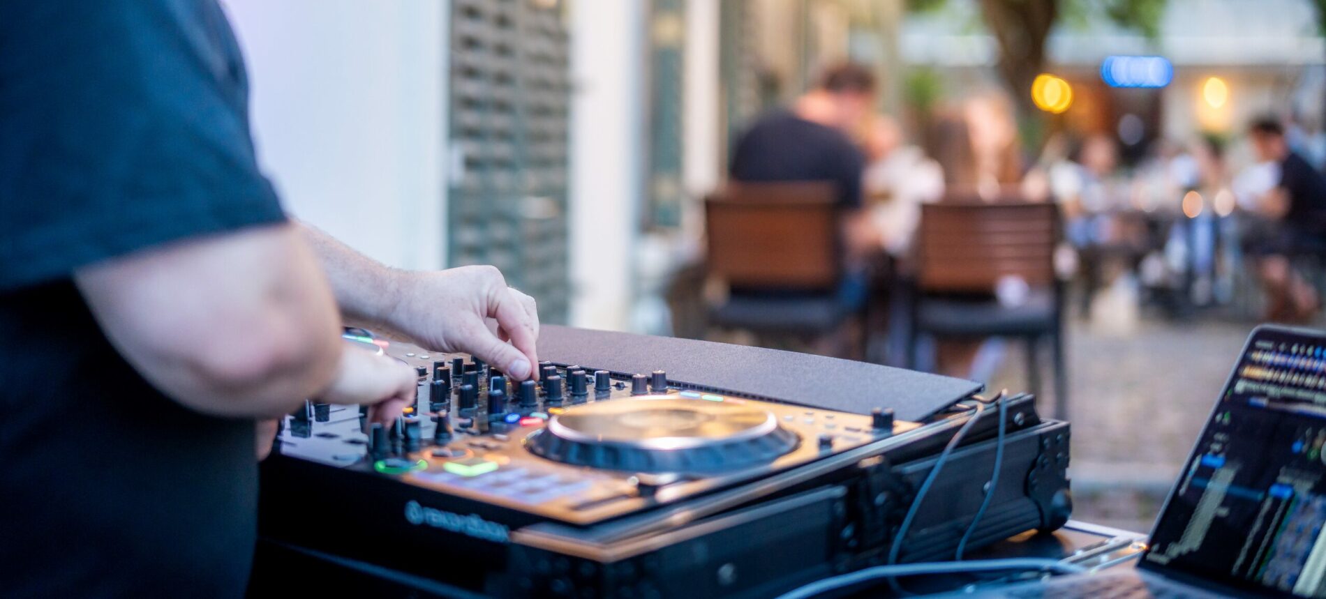 DJ Casso keverőpultnál